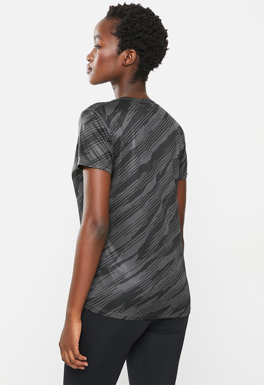 ASICS - Core all over print top - graphite grey & performance black