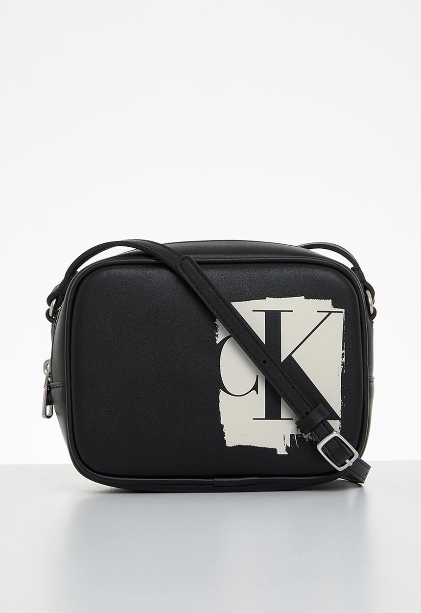 Calvin Klein - Sculpted camera bag - black