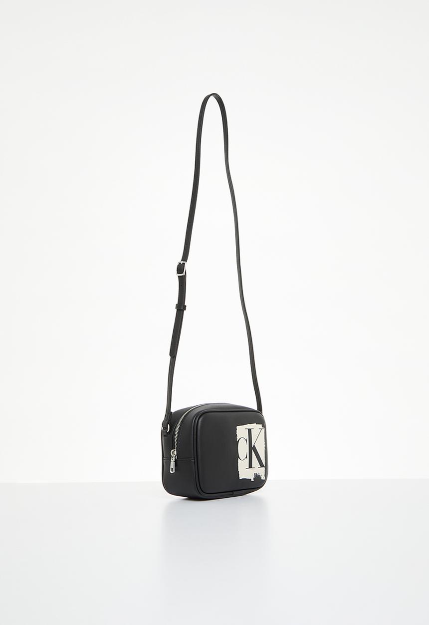 Calvin Klein - Sculpted camera bag - black