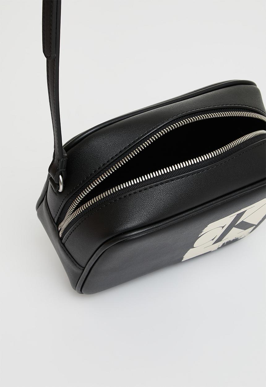 Calvin Klein - Sculpted camera bag - black