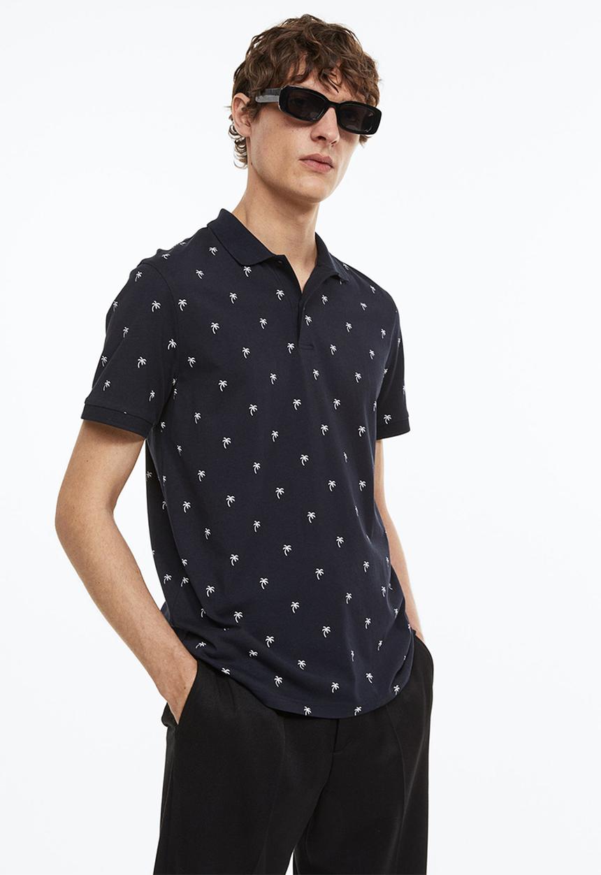 H&M - Slim fit patterned polo shirt - dark blue/palm trees