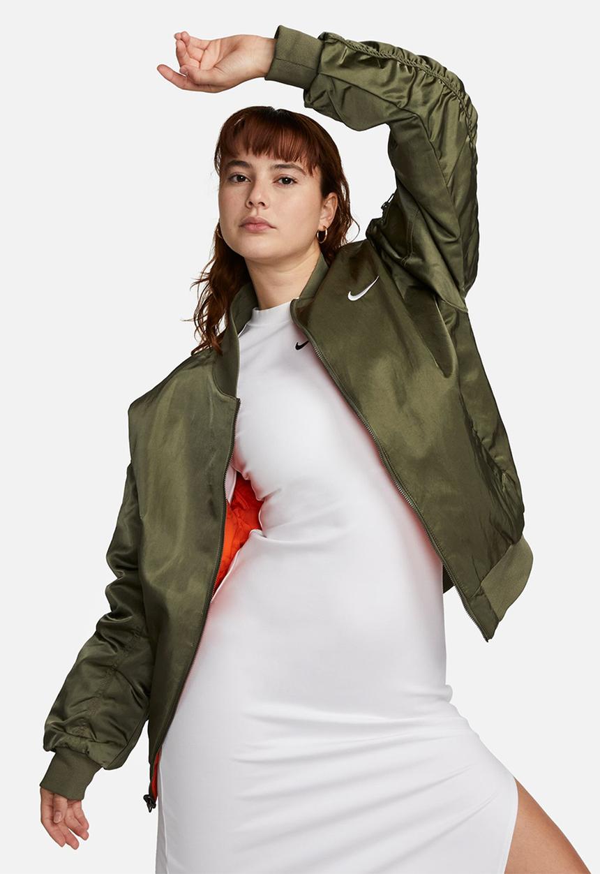 Nike - W nsw nike varsity bomber jacket - medium olive/safety orange/white
