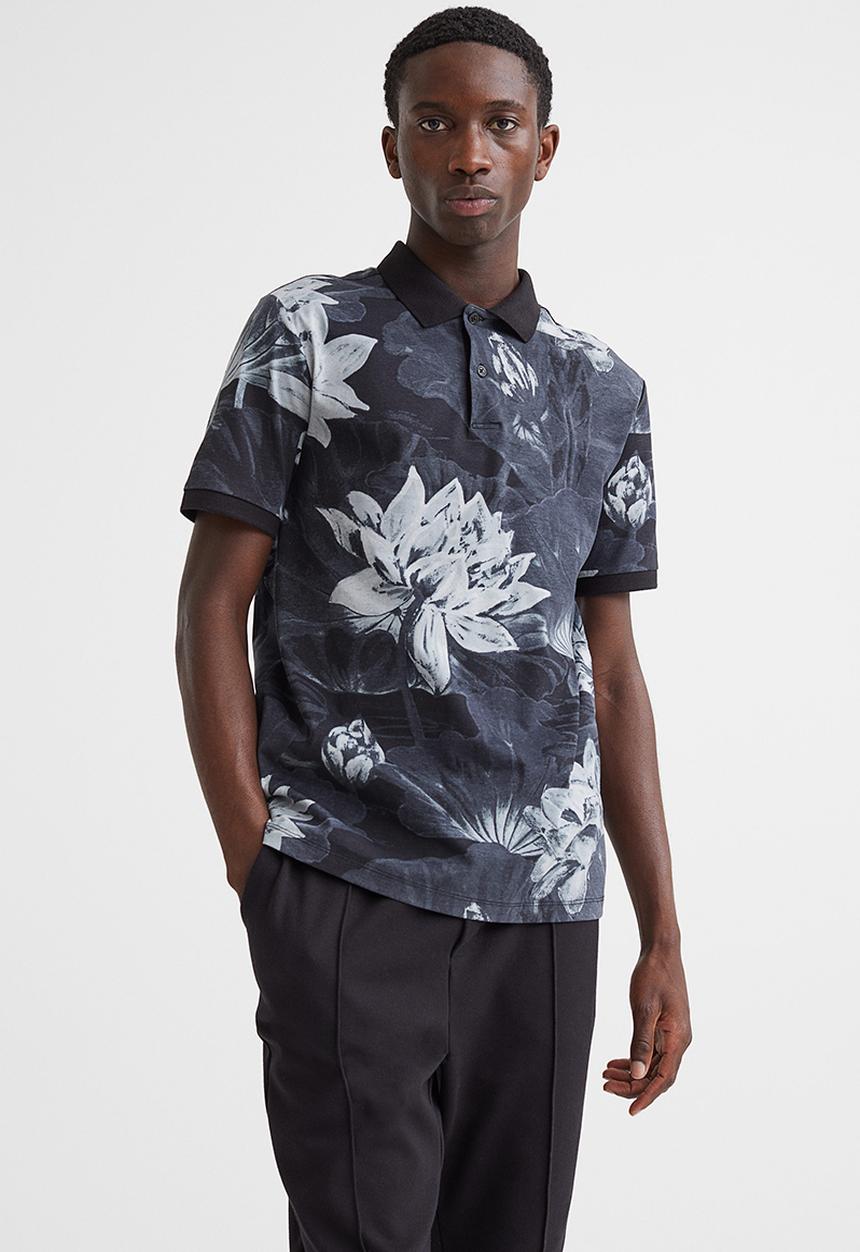 H&M - Slim fit patterned polo shirt - black/lotus flowers