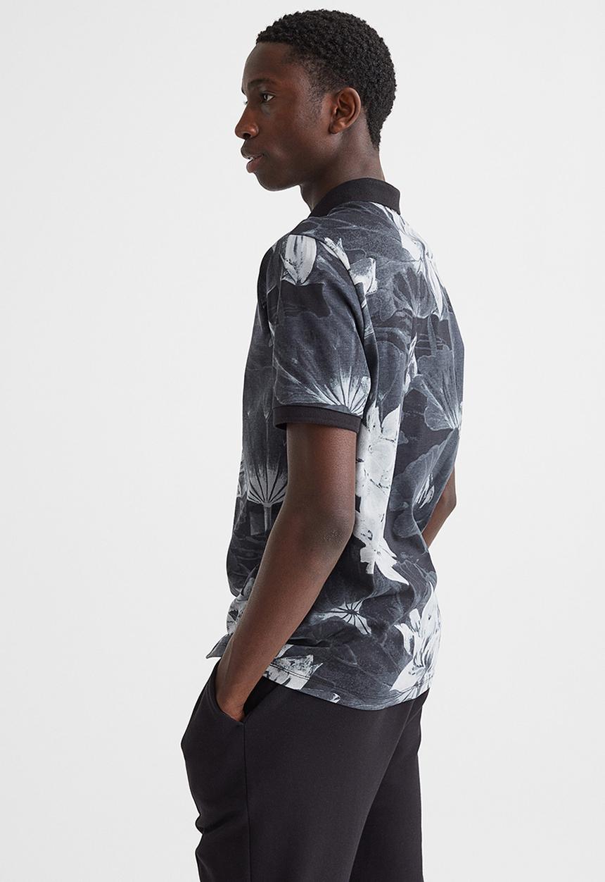 H&M - Slim fit patterned polo shirt - black/lotus flowers