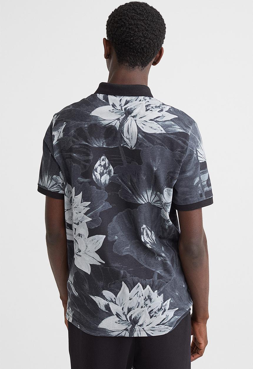 H&M - Slim fit patterned polo shirt - black/lotus flowers