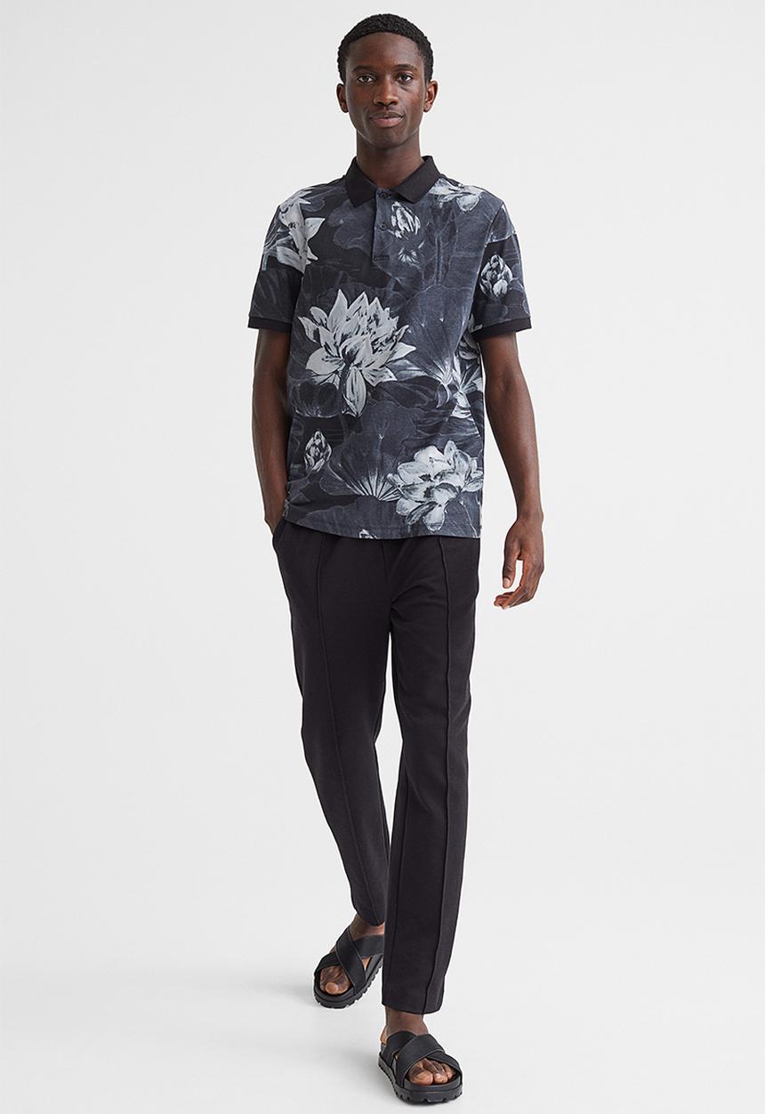 H&M - Slim fit patterned polo shirt - black/lotus flowers