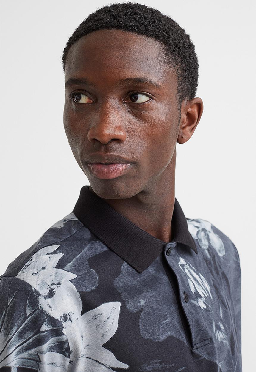 H&M - Slim fit patterned polo shirt - black/lotus flowers