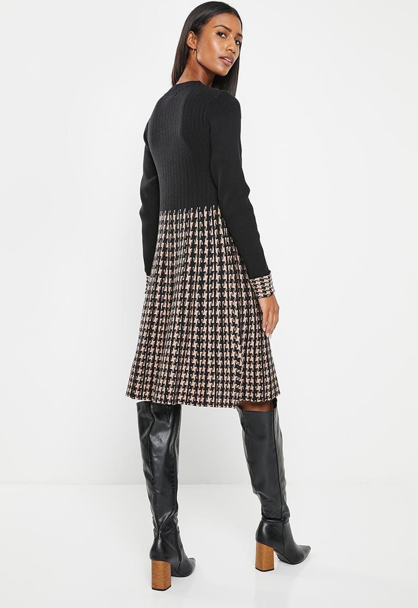 Stella Morgan - Houndstooth knitted dress - camel