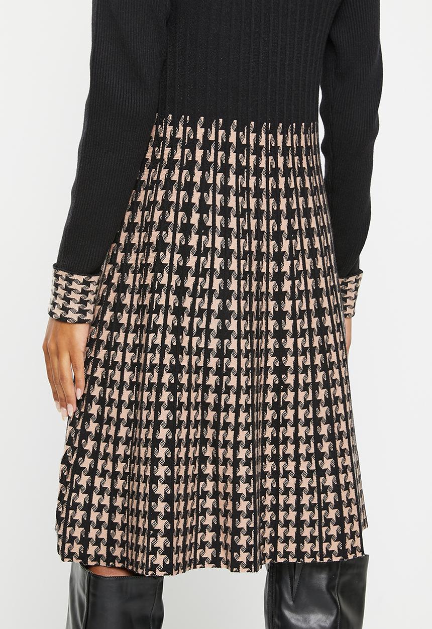 Stella Morgan - Houndstooth knitted dress - camel