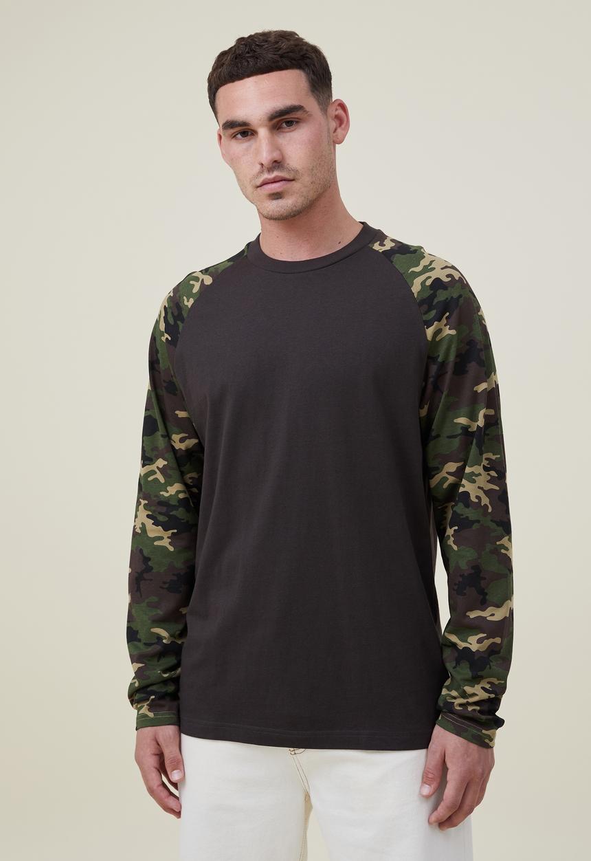 Cotton On - Raglan long sleeve t-shirt - washed black & camo