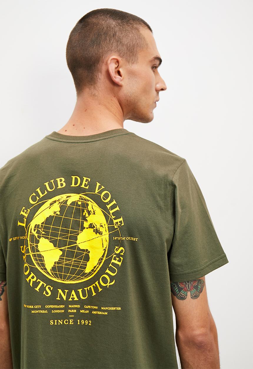 Superbalist - Le club de voile reg fit graphic crew neck tee - dark olive