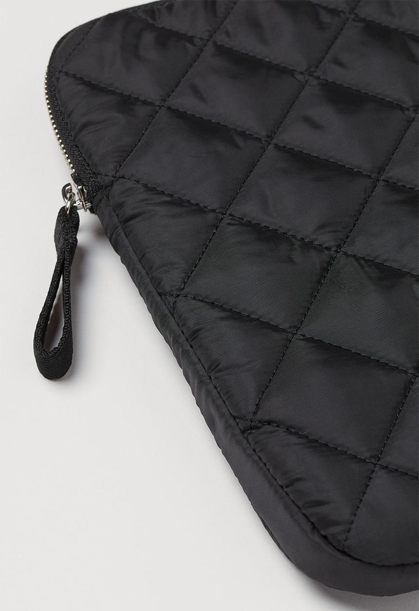 H&M - Laptop case - black/quilted