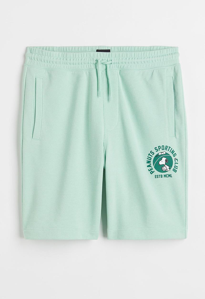 H&M - Regular fit printed sweatshorts - turquoise/snoopy