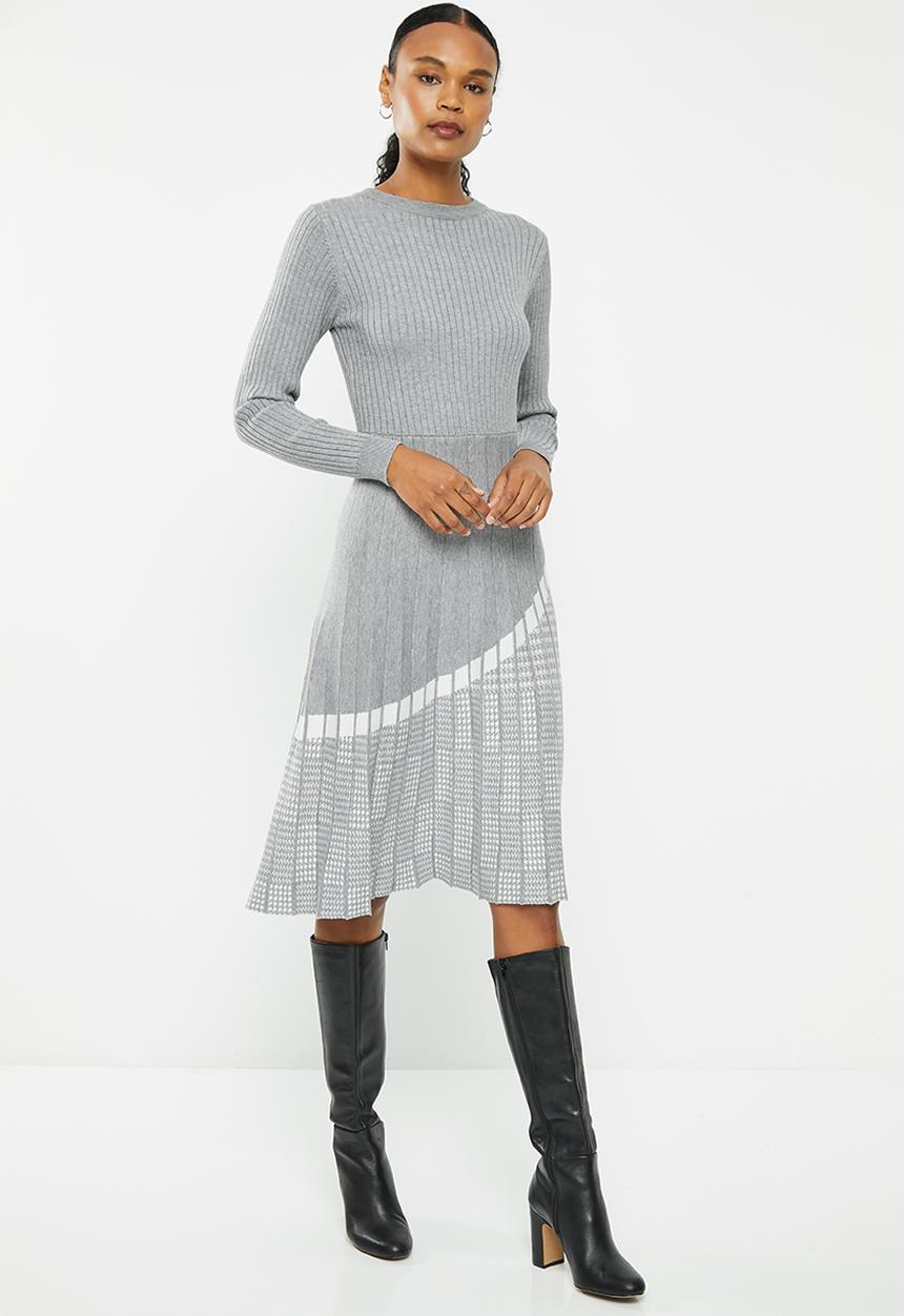 Stella Morgan - Pleated fit and flare knitted dress - grey