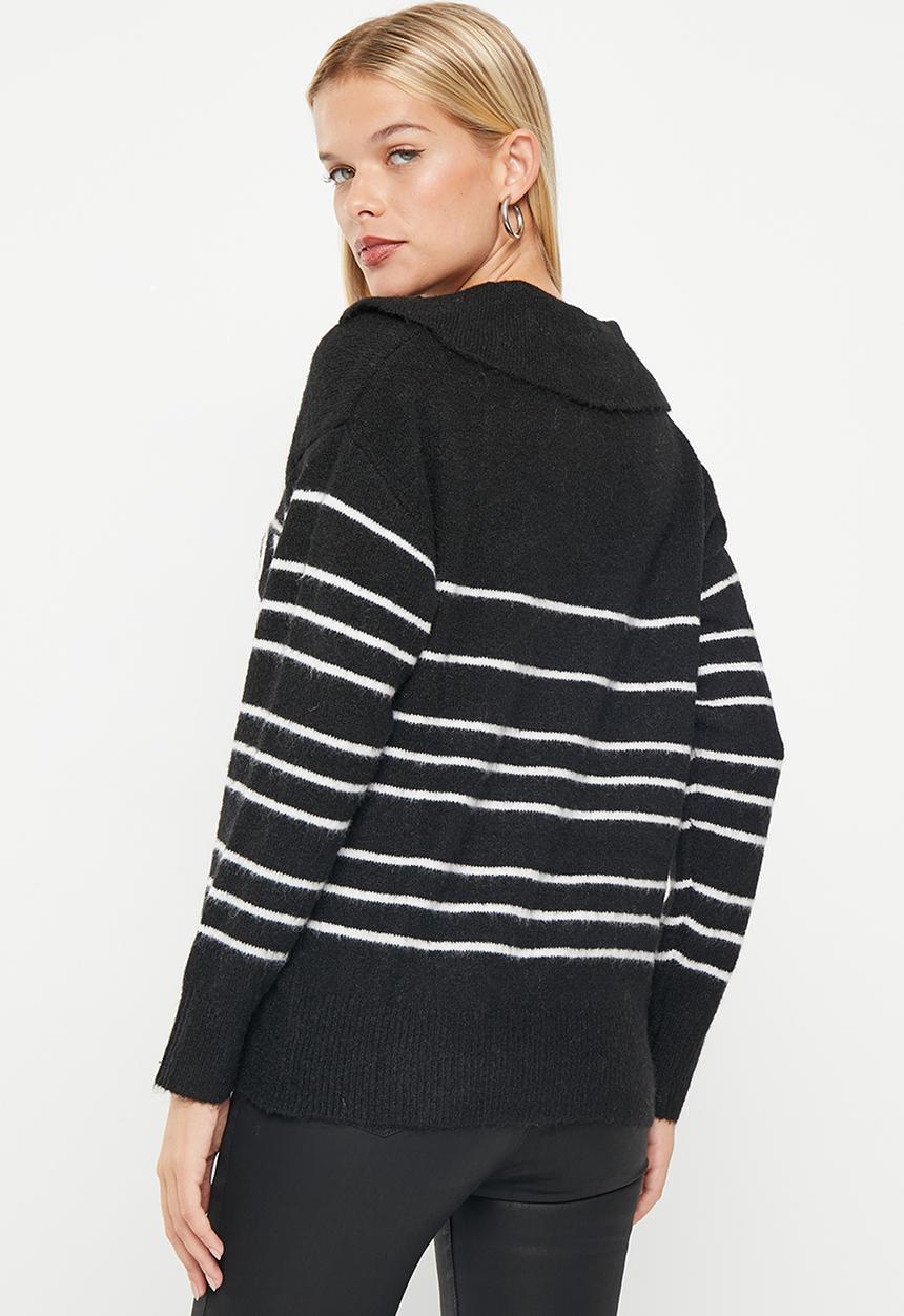 SISSY BOY - Ajay: slouchy, open collar knitted sweater - black & white