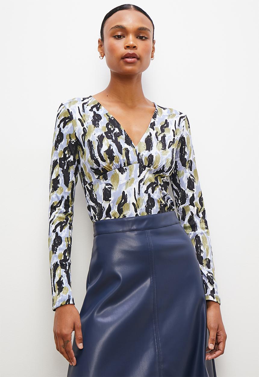 edit - V-neck ruched tee - blue abstract