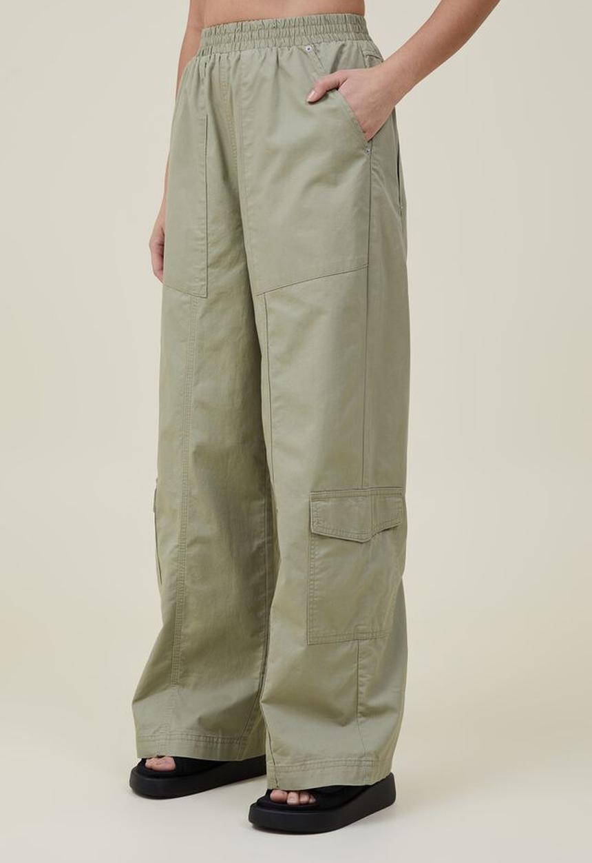 Cotton On - Quinn cargo pant asia fit - moss green