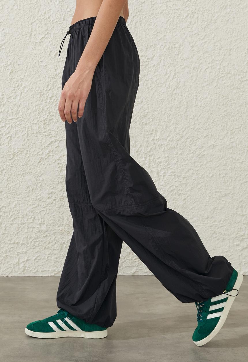 Cotton On - Light weight parachute pant - black