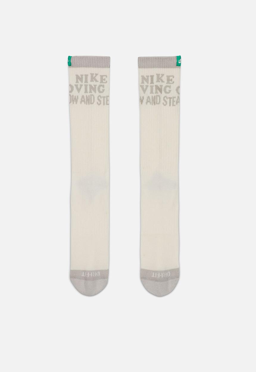 Nike - U nk ed pls csh crw 1p 144 nmc - sail/stadium green/light bone