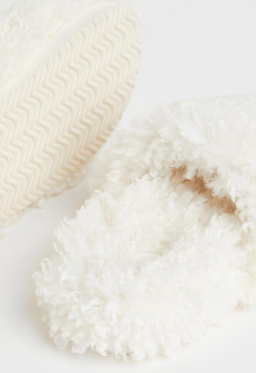 H&M - Faux fur slippers - white