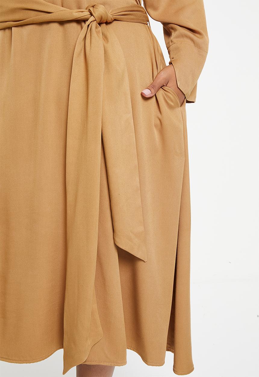 AMANDA LAIRD CHERRY - Plus akasia dress - camel