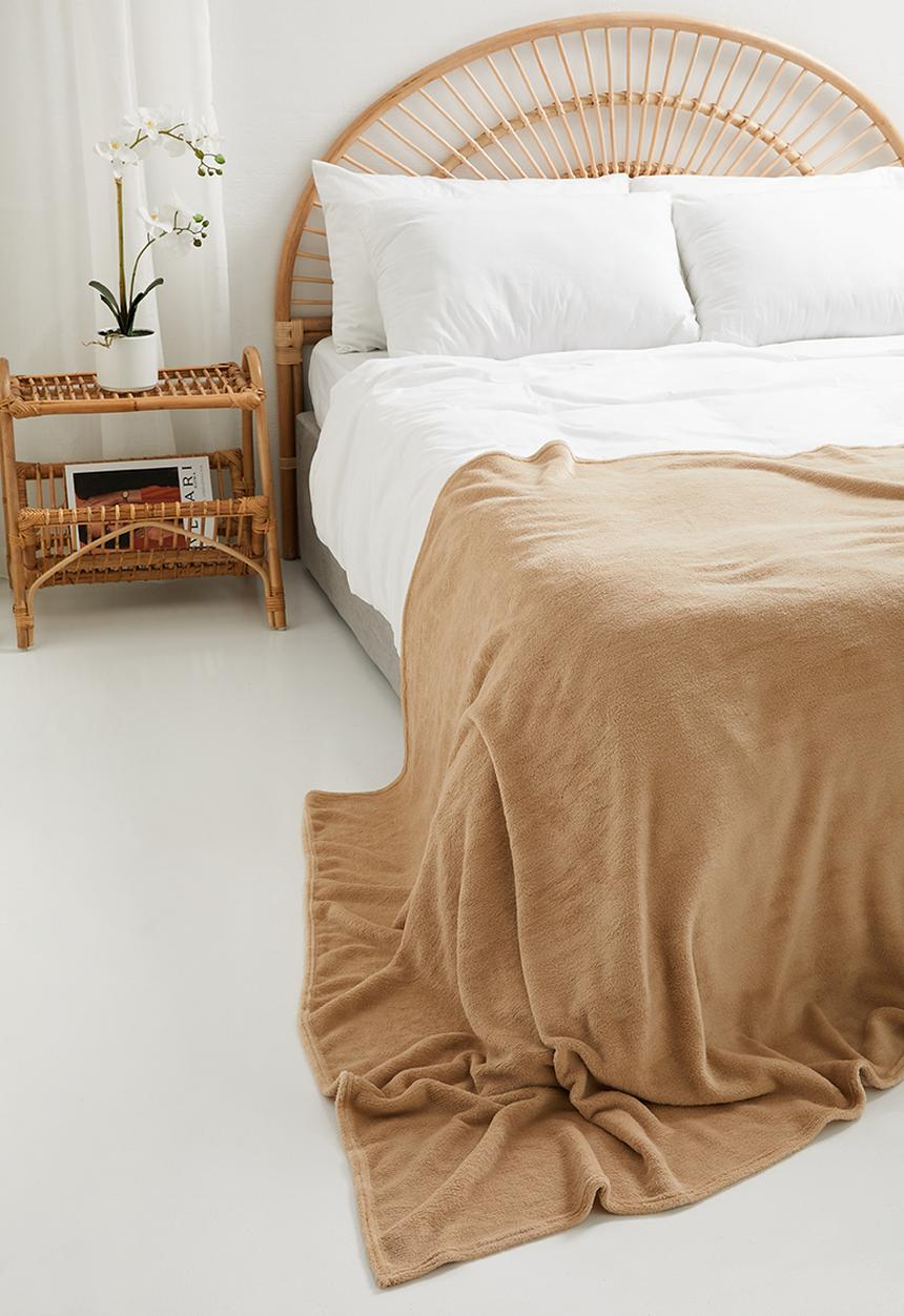 Sixth Floor - Coral fleece throw - irish cream