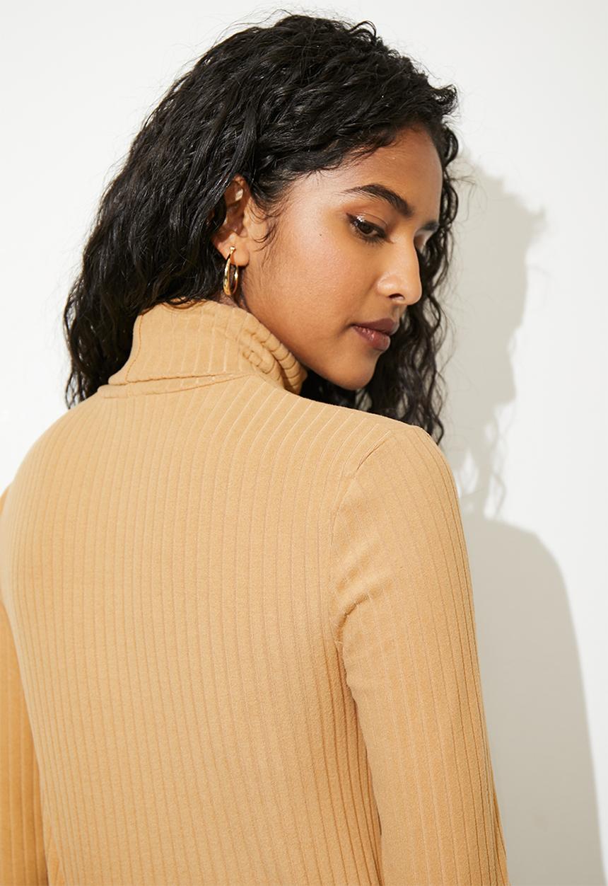 Superbalist - Roll neck fitted top - stone