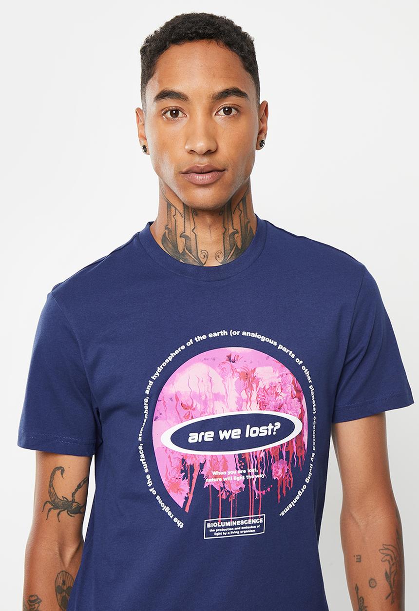 Levi’s® - Are we lost grp tee - deep depth 
