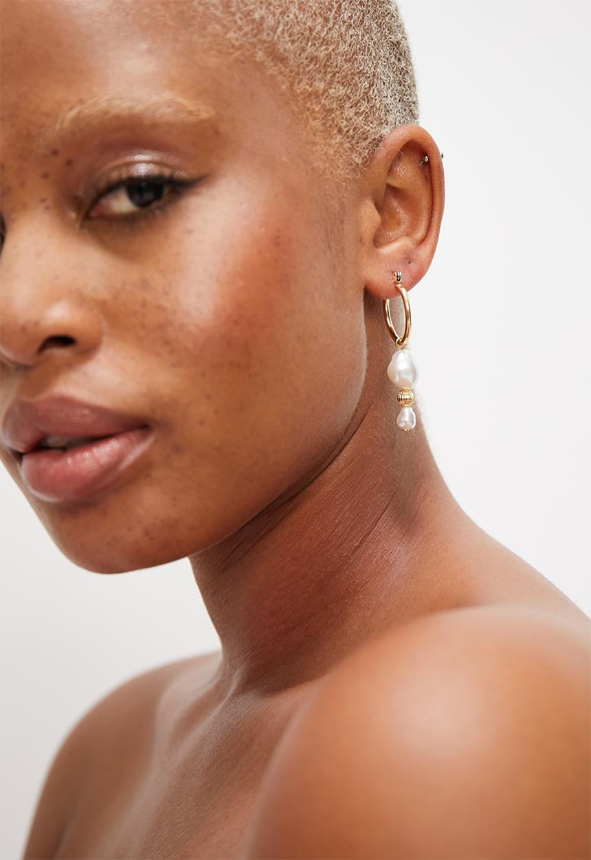 Superbalist - Daisy faux pearl earrings - gold & cream