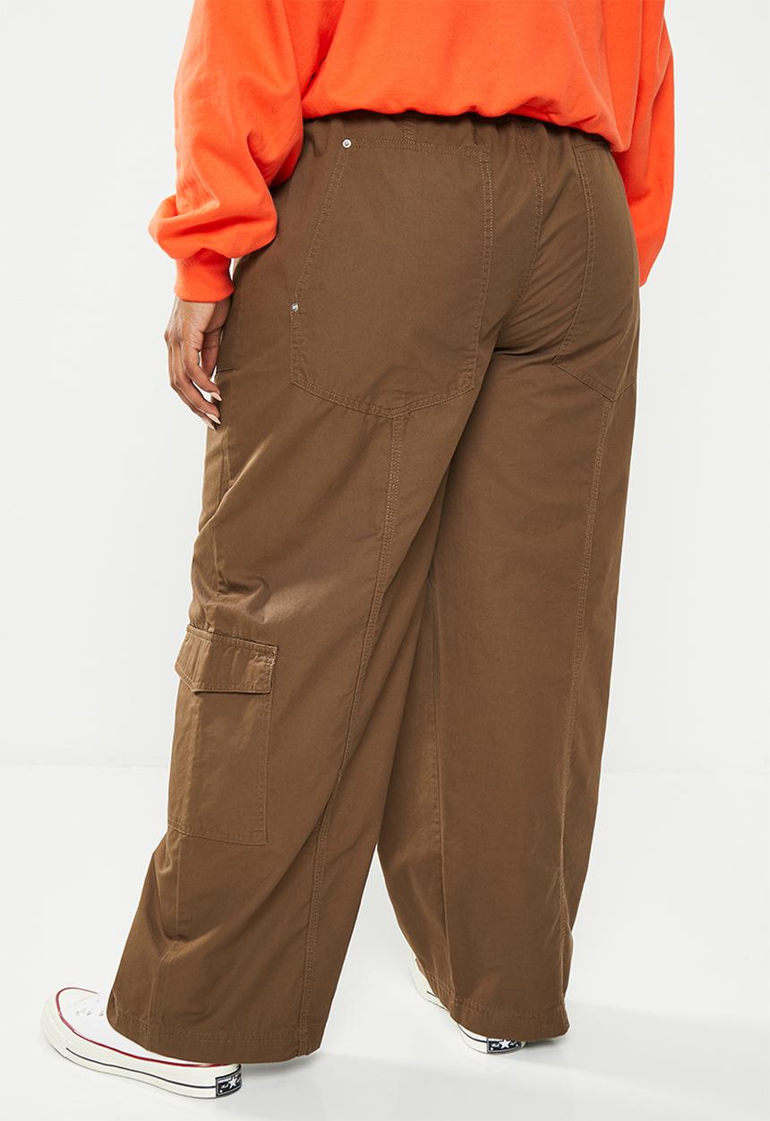 Cotton On - Curve quinn cargo pant - rich brown