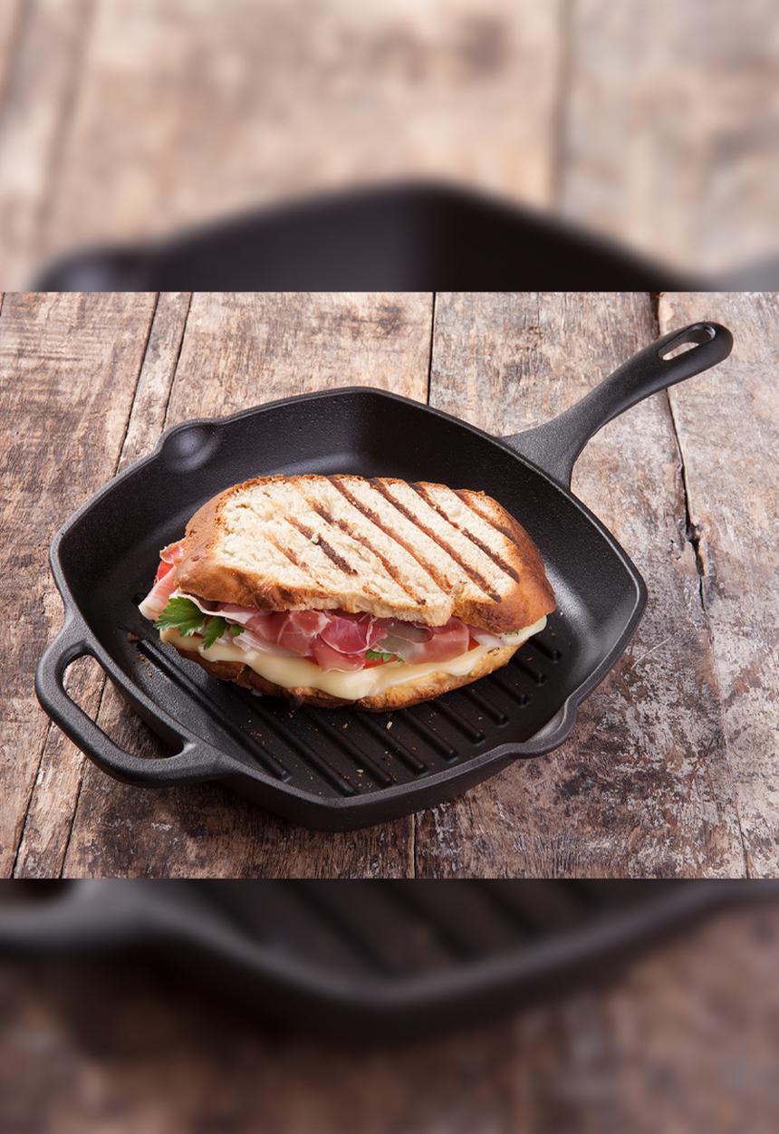 Victoria - 26cm Cast iron square grill pan with helper handle - black enamelled