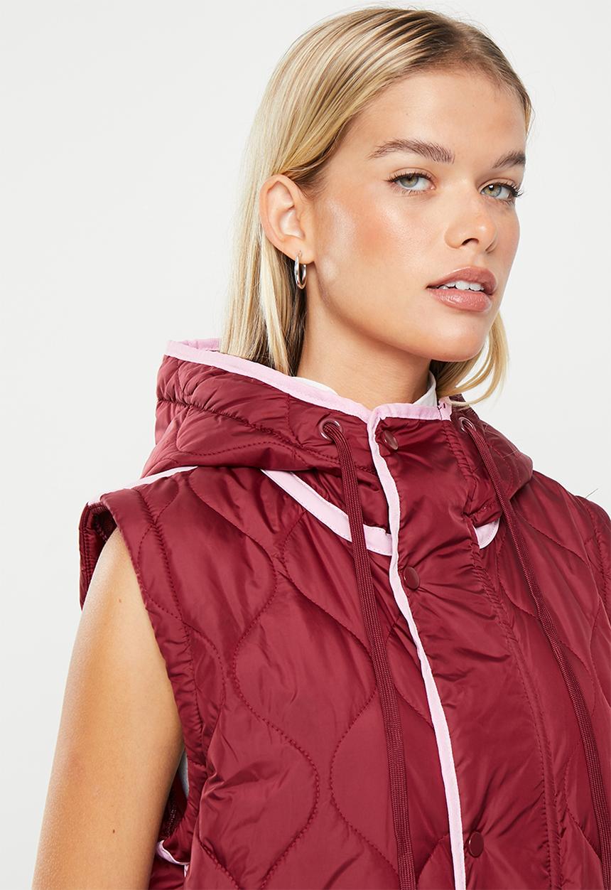 Me&B - Maxi puffer with detachable sleeves - burgundy & pink