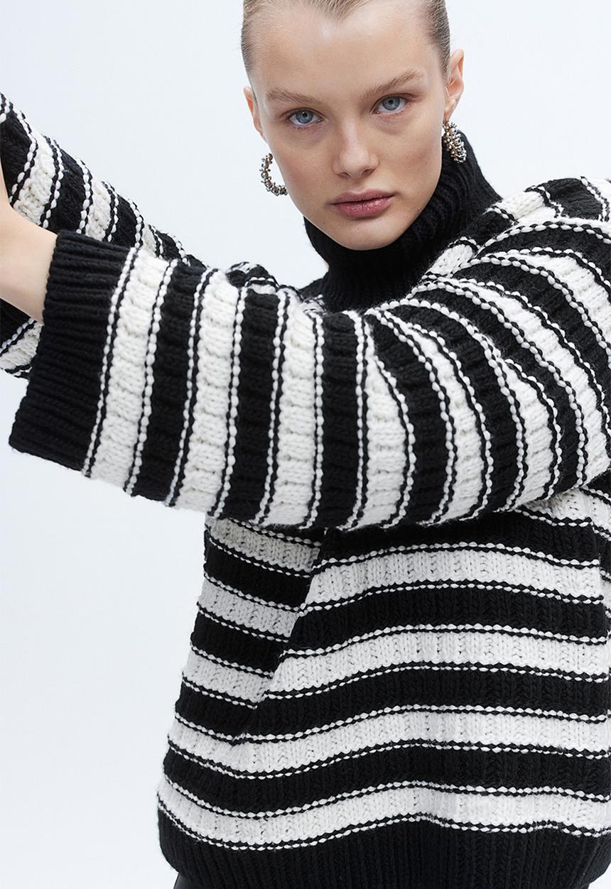 H&M - Oversized turtleneck jumper - black/striped