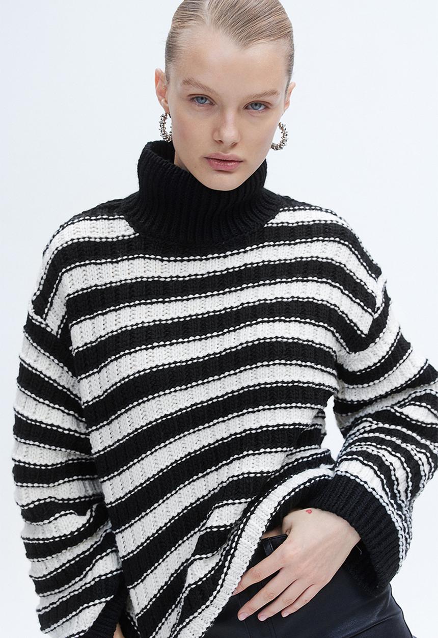 H&M - Oversized turtleneck jumper - black/striped