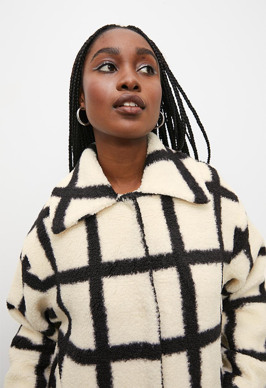 Blake - Printed teddy coat - white & black