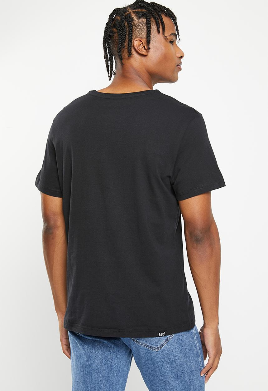 Lee  - Emb centre chest T - black