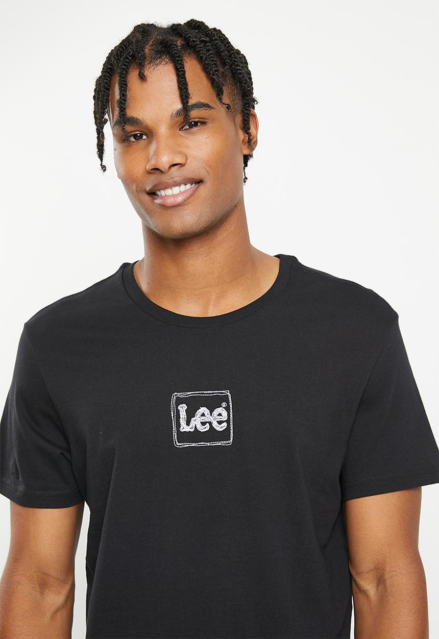 Lee  - Emb centre chest T - black
