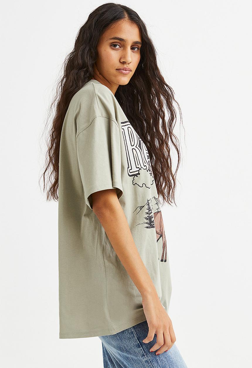 H&M - Oversized printed T-shirt - light khaki green/redwood