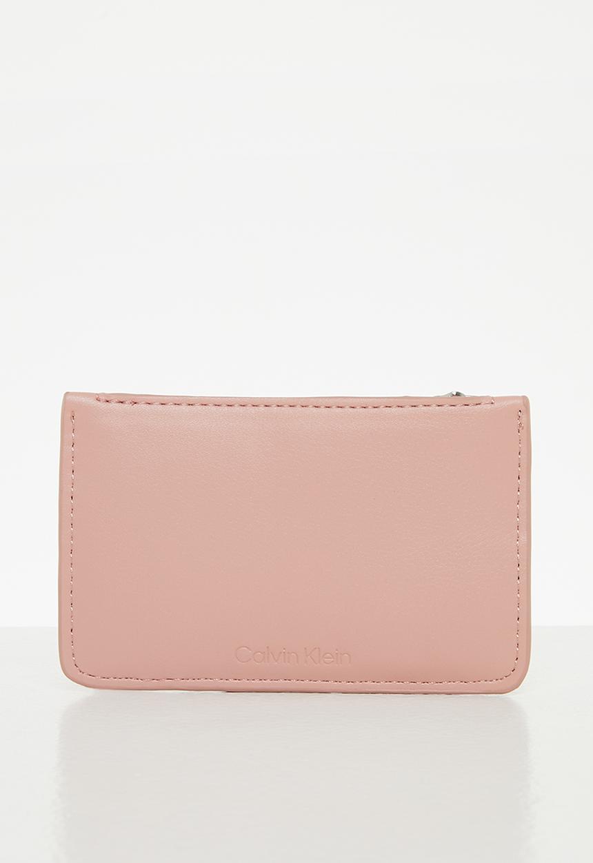 Calvin Klein - Re-lock cardholder zip emb mono - café au lait