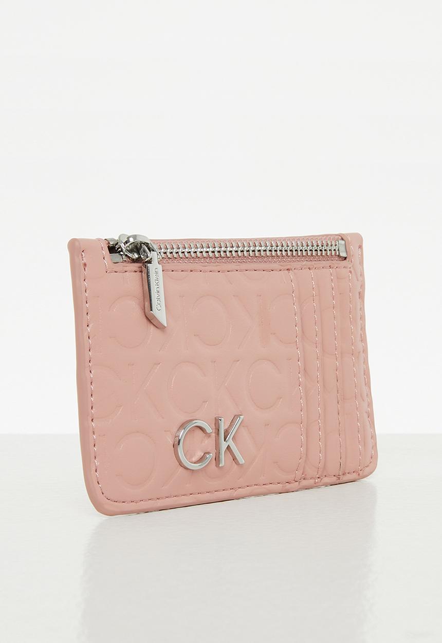 Calvin Klein - Re-lock cardholder zip emb mono - café au lait
