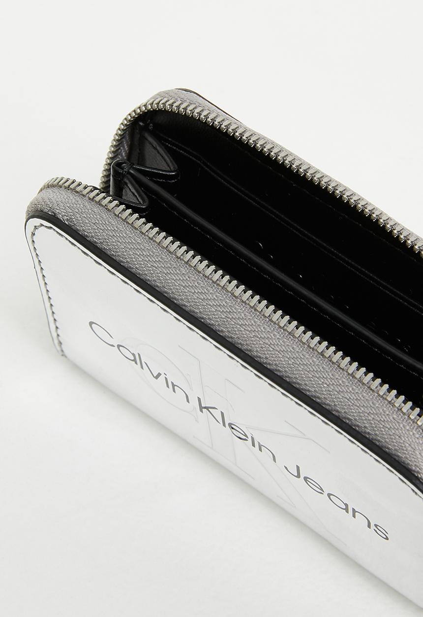 Calvin Klein - Sculpted med zip around - silver
