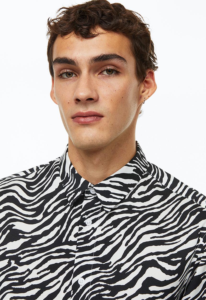 H&M - Regular fit patterned shirt - black/zebra-print