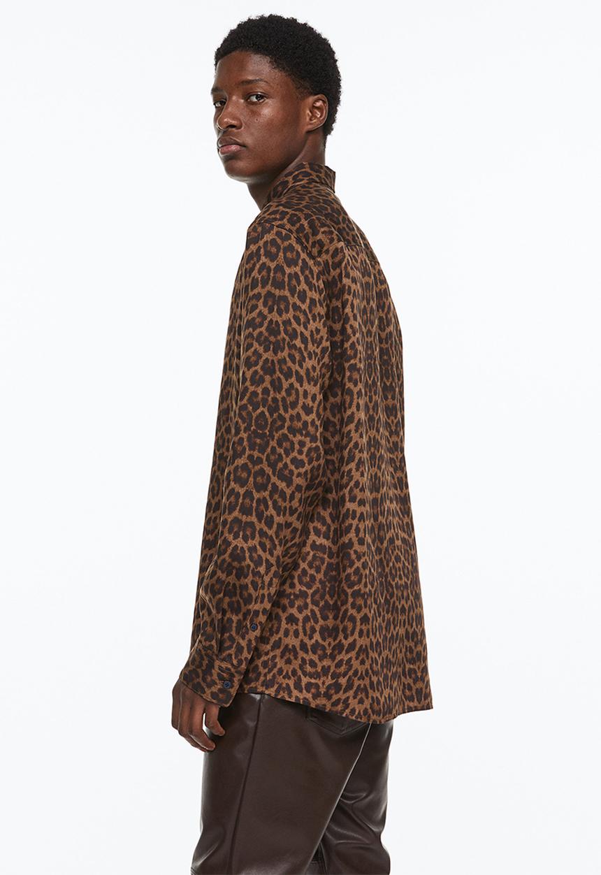 H&M - Regular fit patterned shirt - dark beige/leopard-print