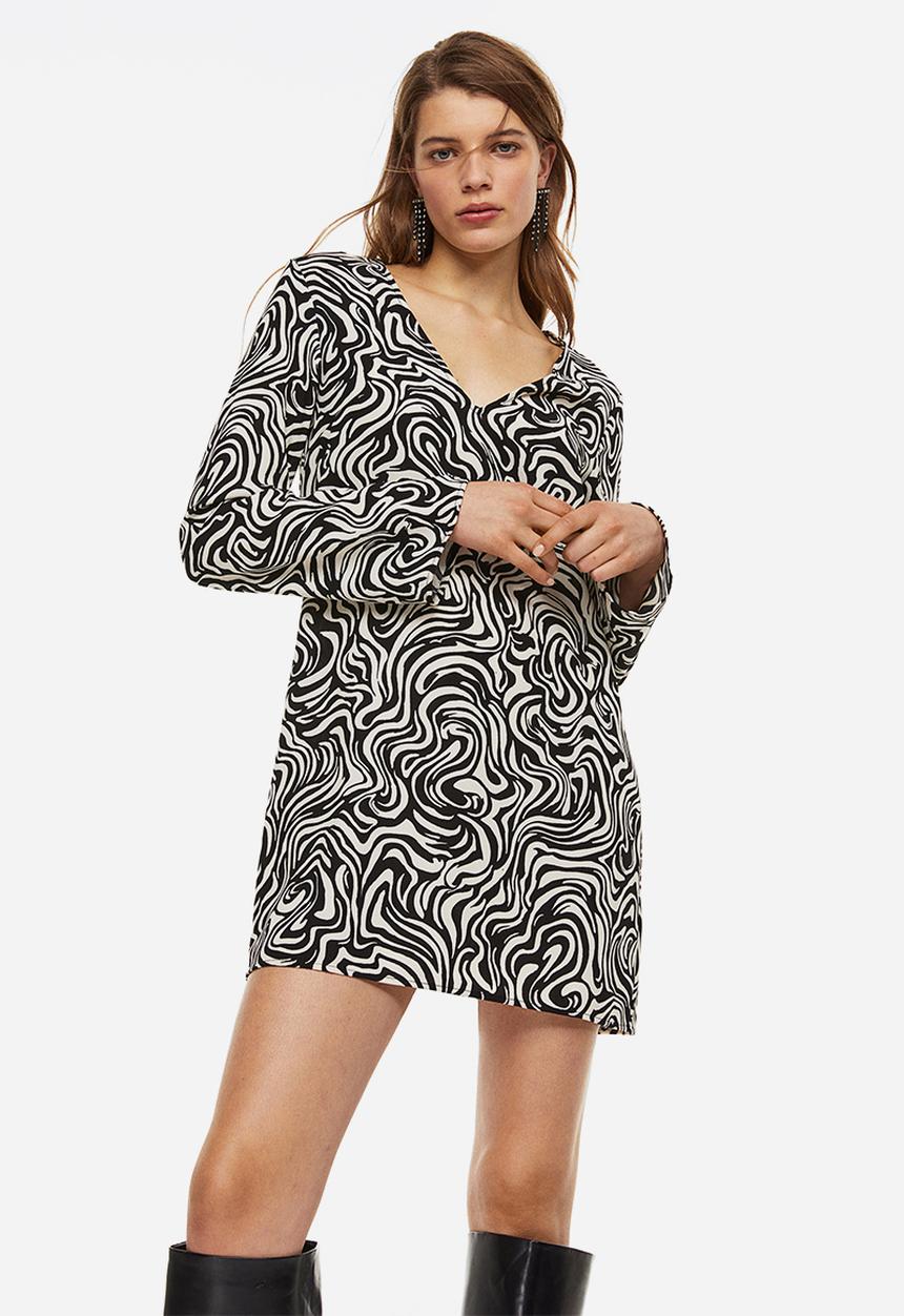 H&M - V-neck dress - black/patterned