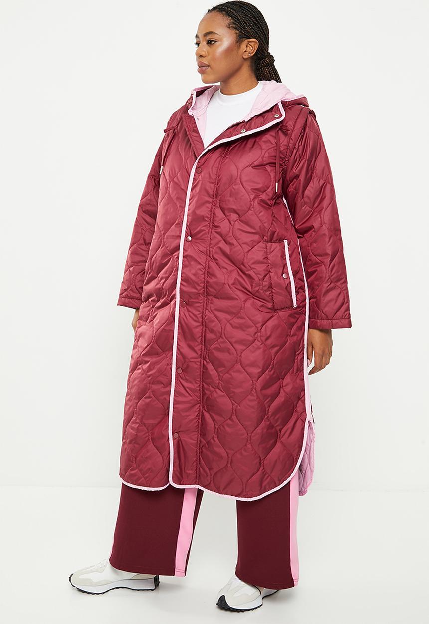 Me&B - Plus maxi puffer with detachable sleeves - burgundy & pink