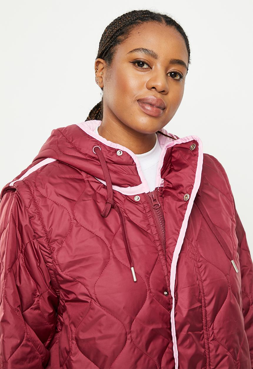Me&B - Plus maxi puffer with detachable sleeves - burgundy & pink