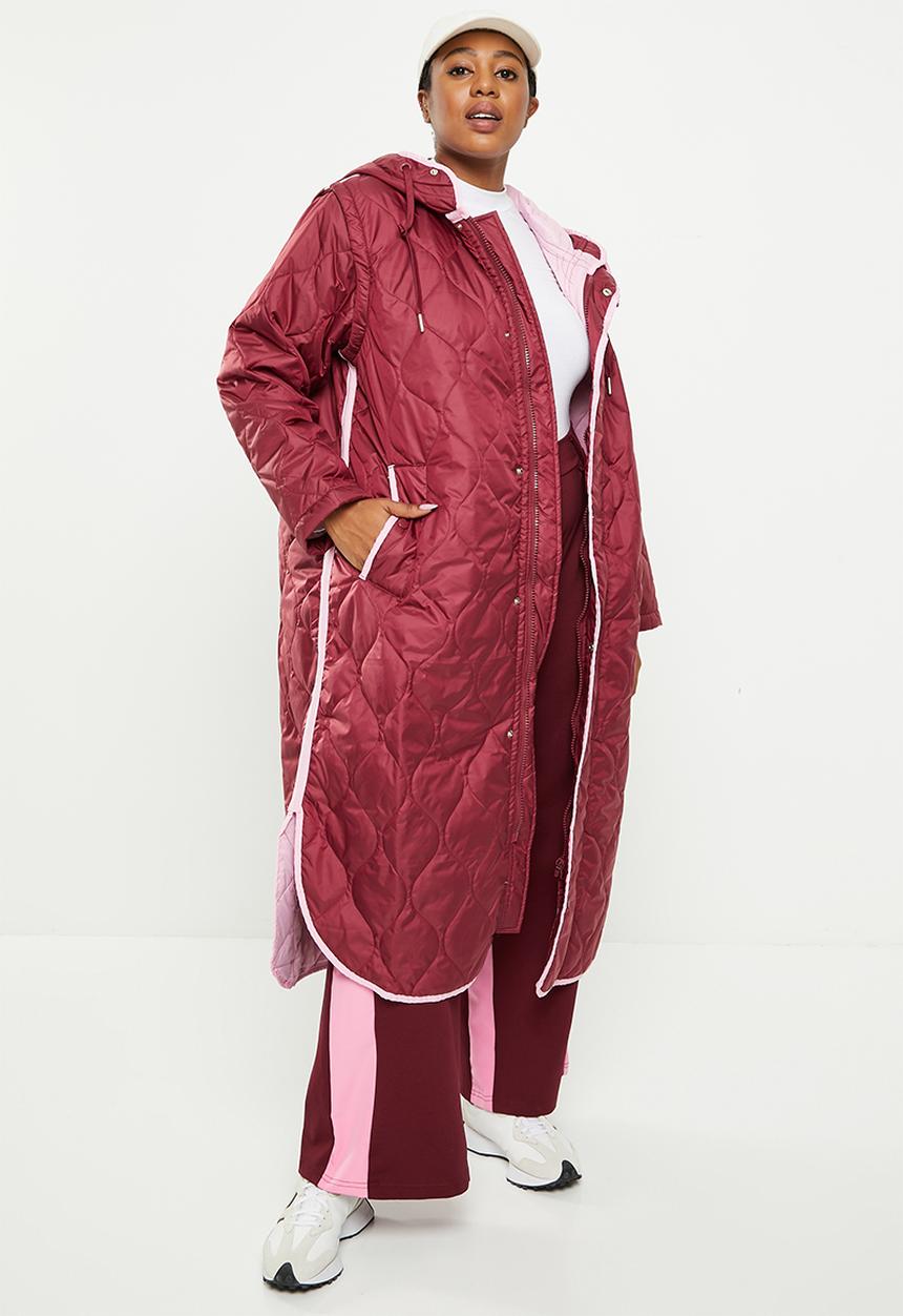 Me&B - Plus maxi puffer with detachable sleeves - burgundy & pink