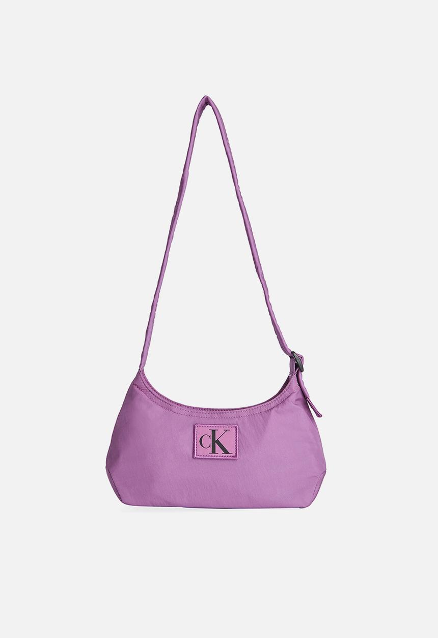Calvin Klein - City nylon round shoulder23 - berry