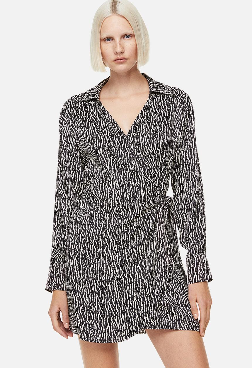 H&M - Satin wrapover shirt dress - black patterned 