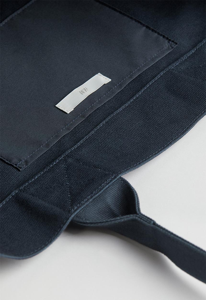 H&M - Printed shopper - dark blue/relax